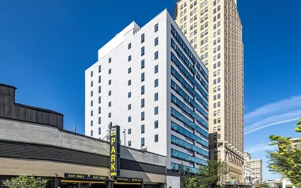 $2,800 | 10 Commerce Court, Unit 2D, Newark, NJ 07102