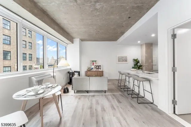 $2,800 | 10 Commerce Court, Unit 2D, Newark, NJ 07102