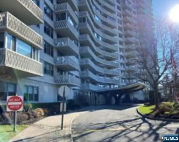 $3,000 | 2100 Linwood Avenue, Unit 17T, Fort Lee, NJ 07024