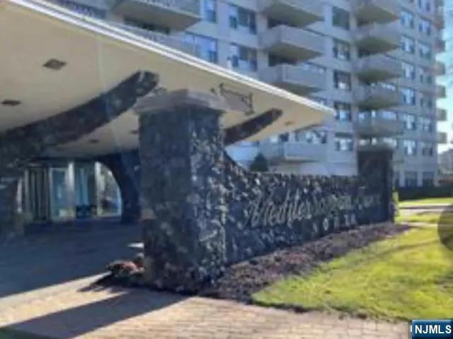 $3,000 | 2100 Linwood Avenue, Unit 17T, Fort Lee, NJ 07024