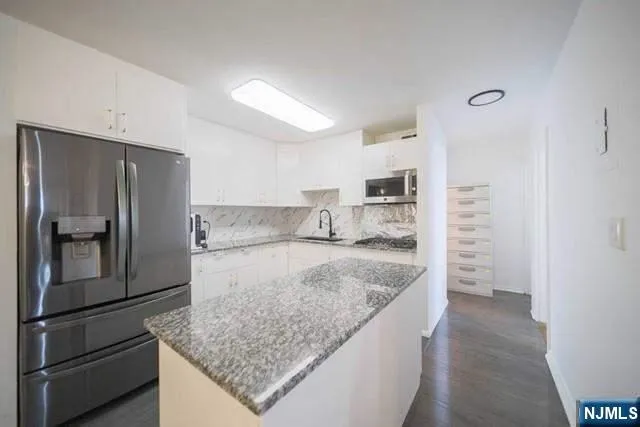 $3,000 | 2100 Linwood Avenue, Unit 17T, Fort Lee, NJ 07024