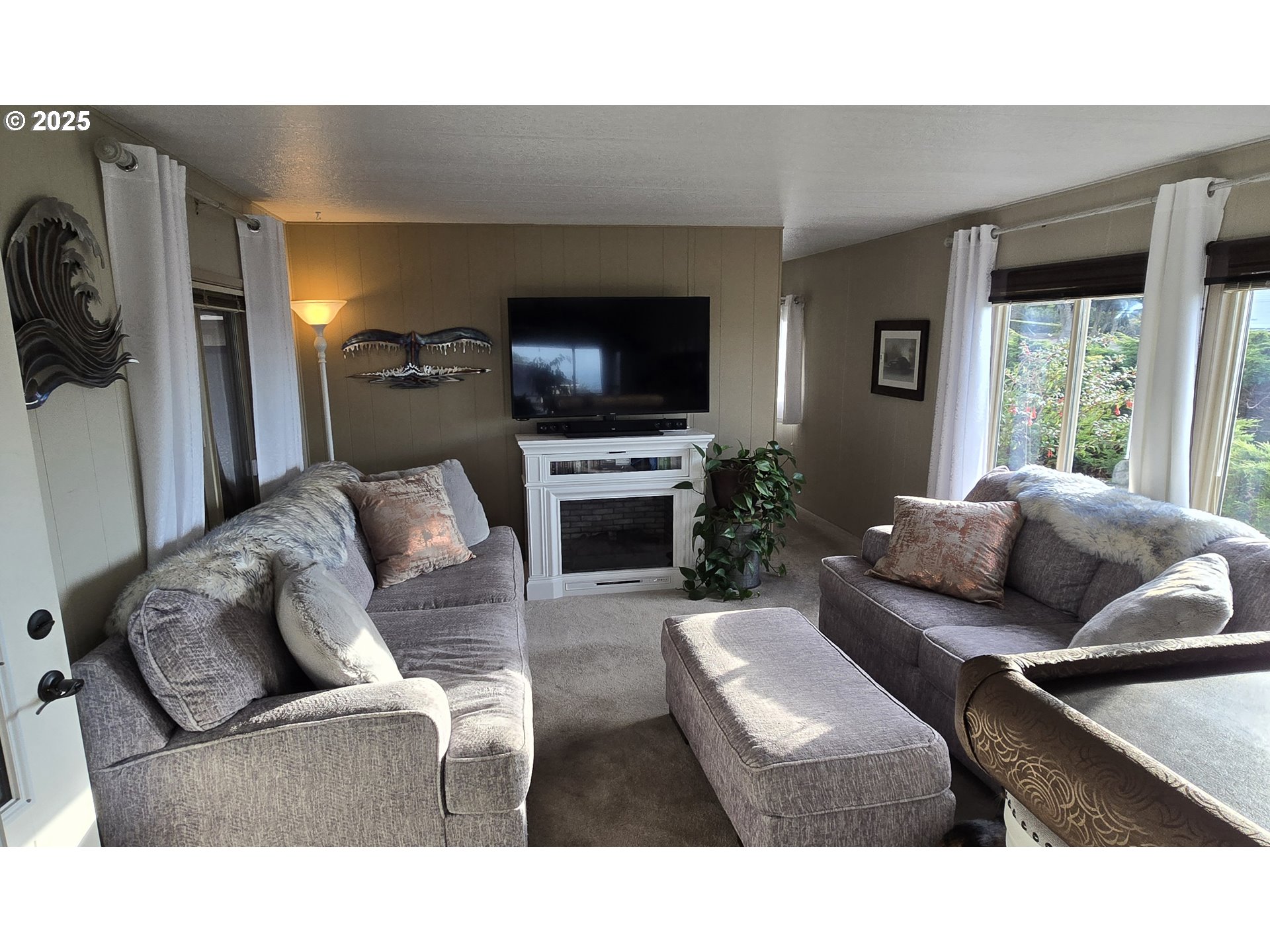 97972 Hallway Road, Unit 23 Brookings, OR 97415 - Photo 12 of 38 Living Room