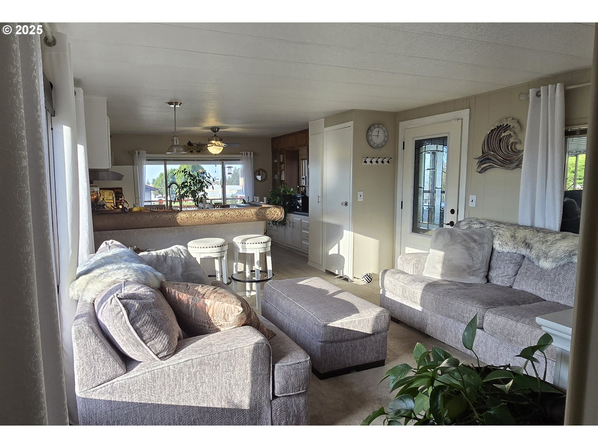 97972 Hallway Road, Unit 23 Brookings, OR 97415 - Photo 4 of 38 Living Room/Entrance