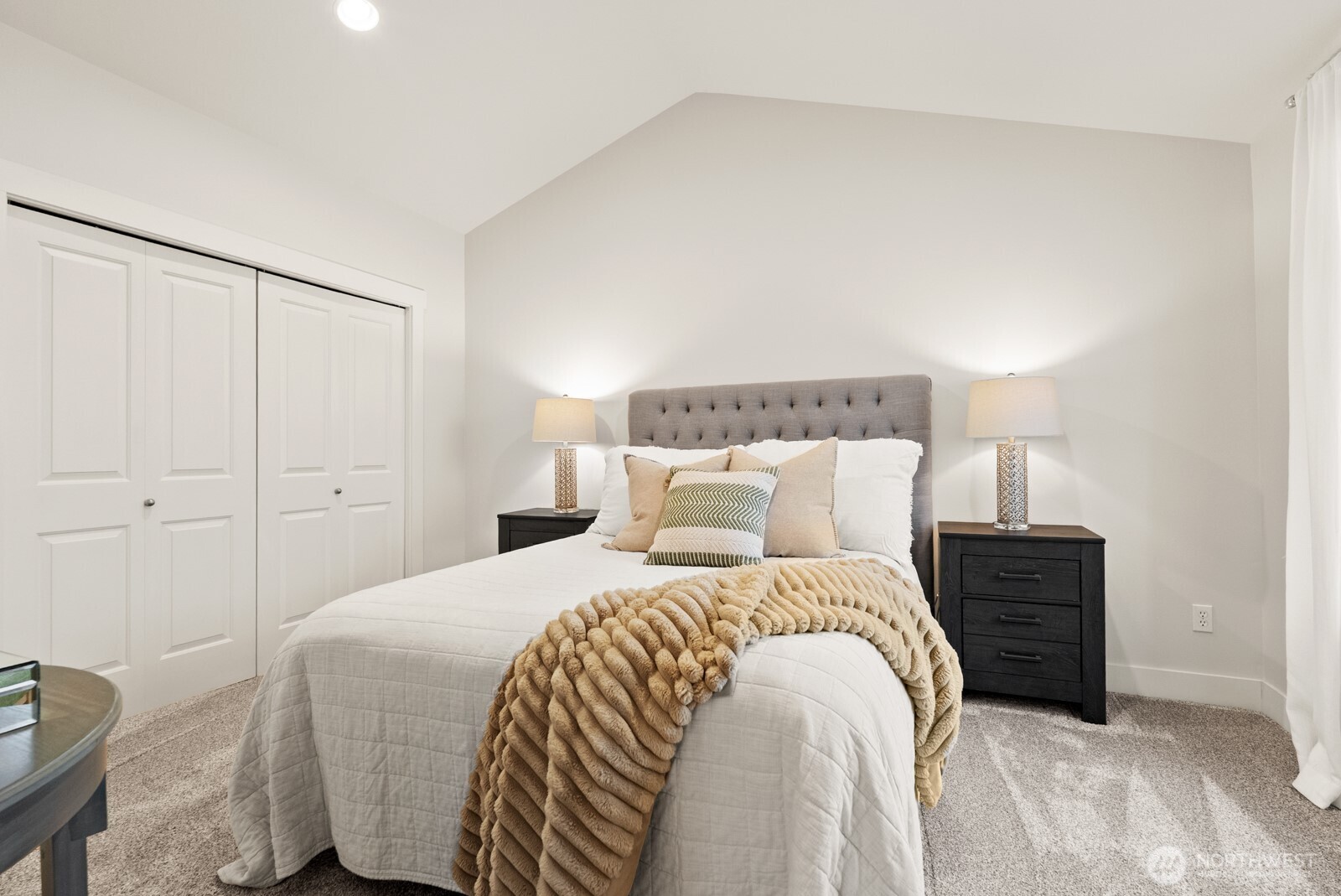 121 21st Avenue East, Unit C Seattle, WA 98112 - Photo 29 of 38 a bedroom with a bed and a lamp