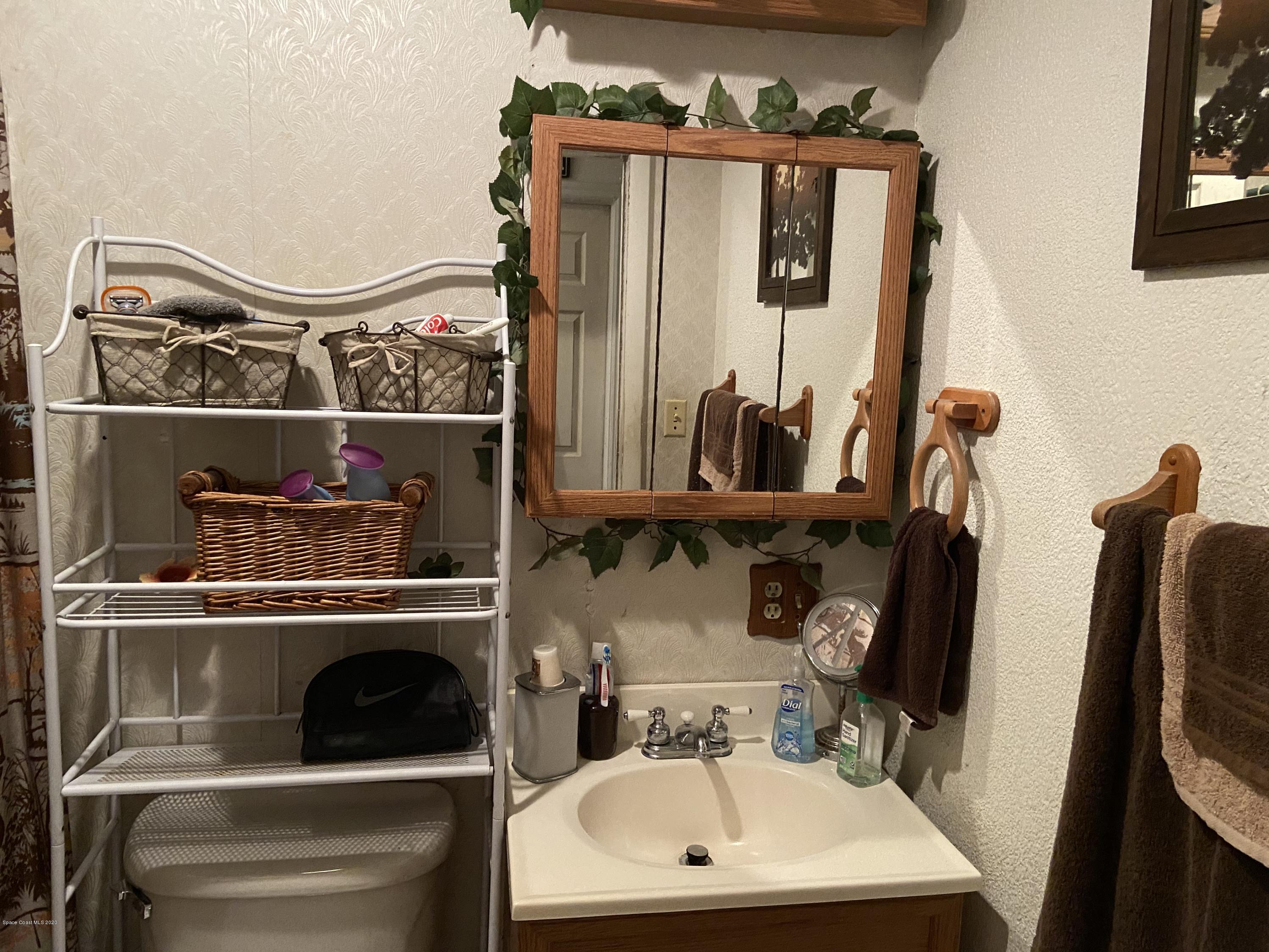 2104 Warwick Road Melbourne, FL 32935 - Photo 12 of 24 Bath