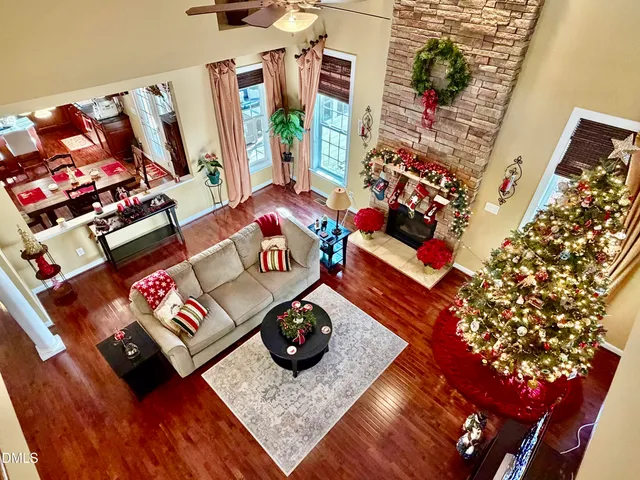 a picture of a wall with a white wall