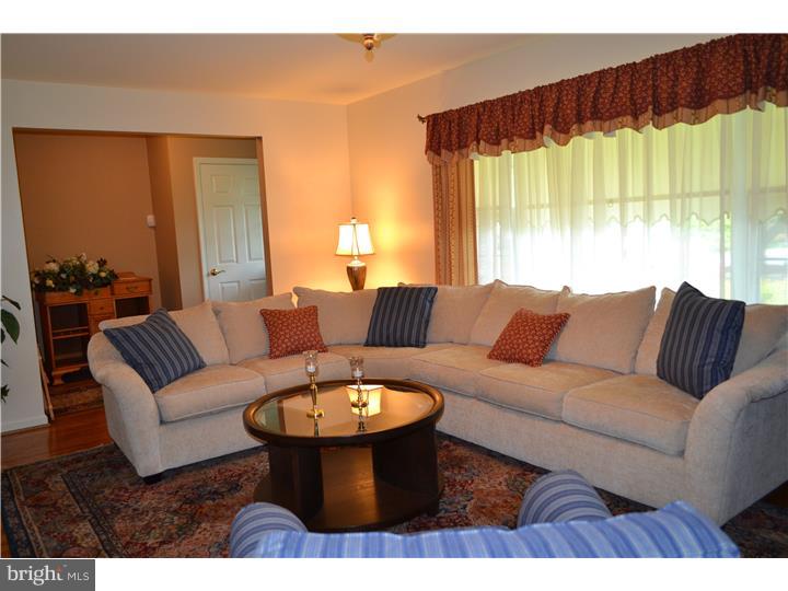 3472 Bent Road Huntingdon Valley, PA 19006 - Photo 7 of 25 Living Room