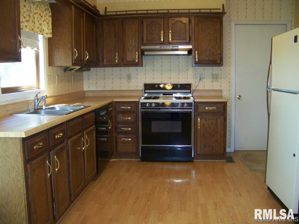 10137 North Pawnee Road Pawnee, IL 62558 - Photo 5 of 30