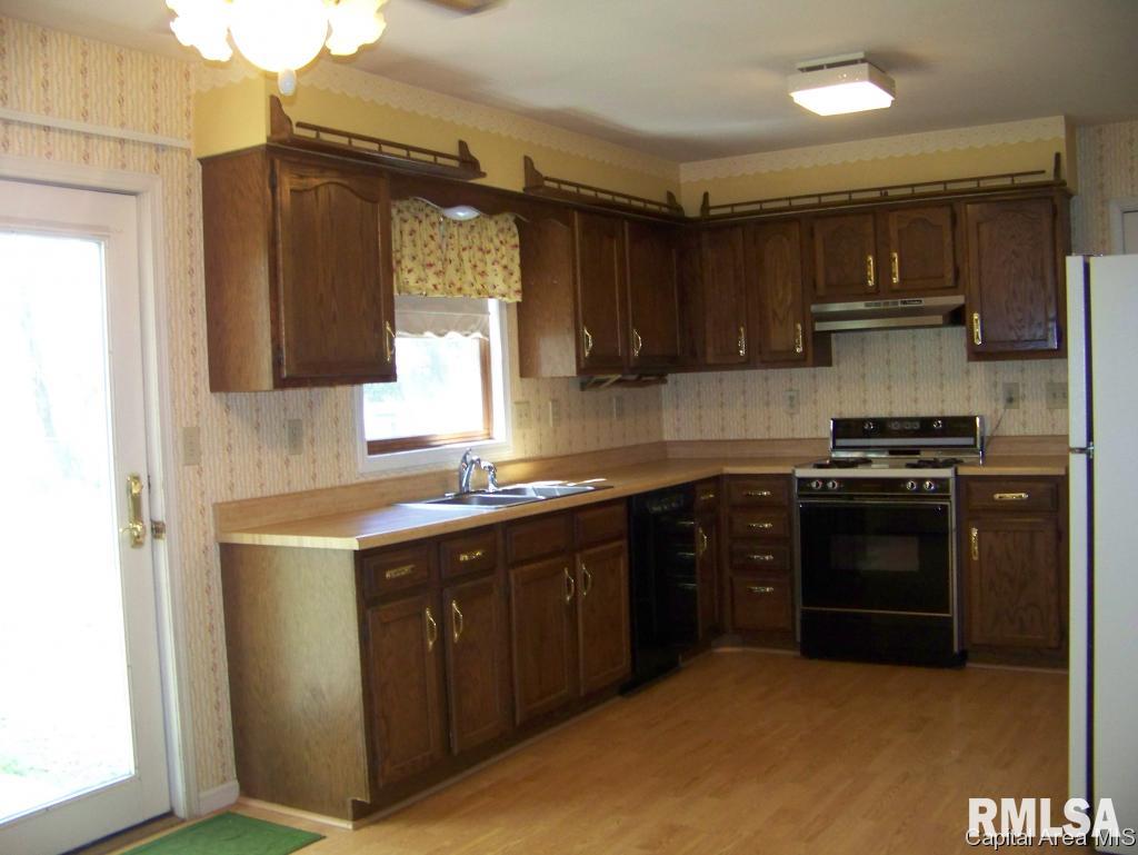 10137 North Pawnee Road Pawnee, IL 62558 - Photo 6 of 30