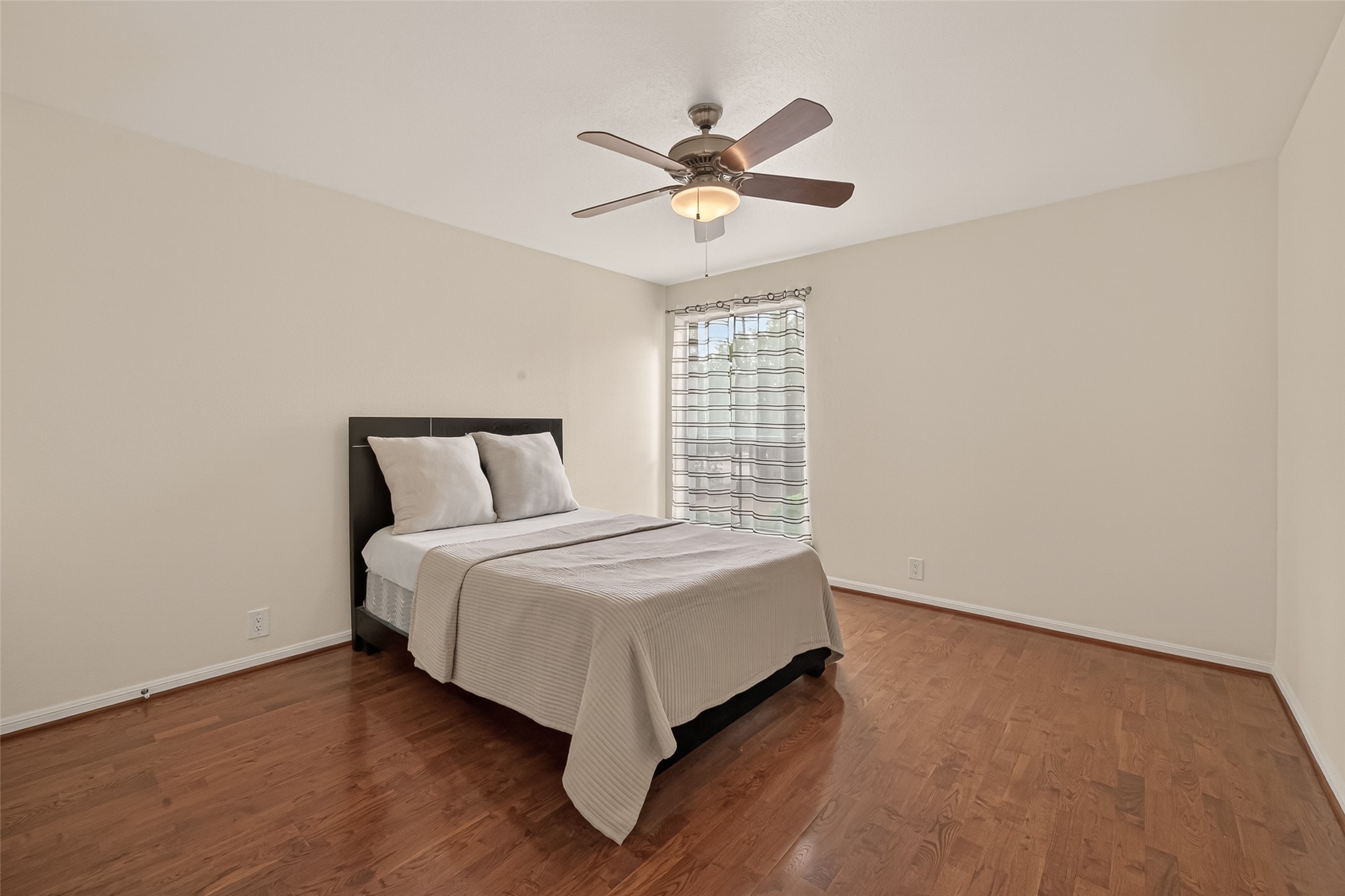 2829 Timmons Lane, Unit 144 Houston, TX 77027 - Photo 15 of 41 Every evening will be more relaxing with a grand primary suite!