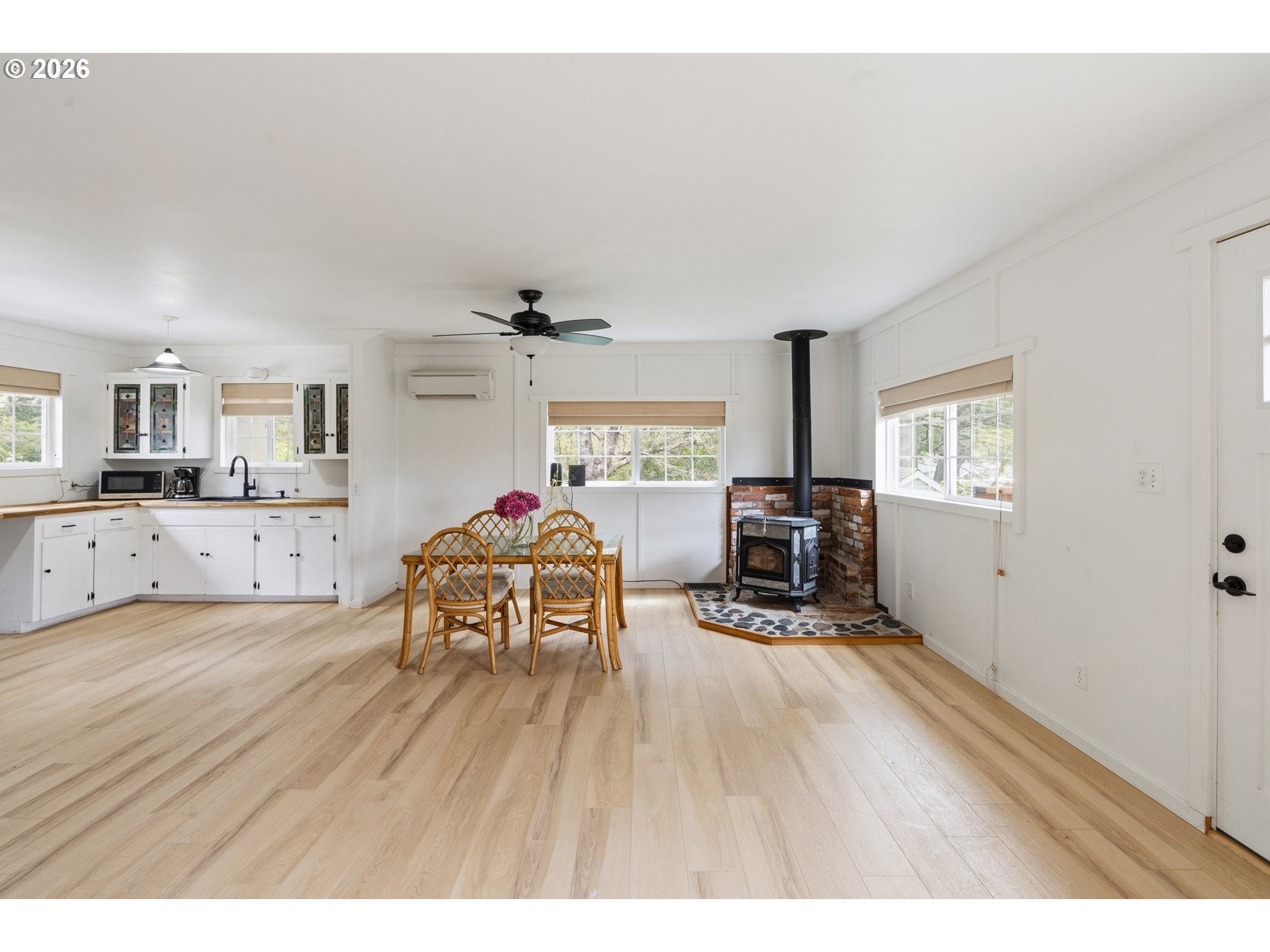 125 West 11th Street Florence, OR 97439 - Photo 5 of 47