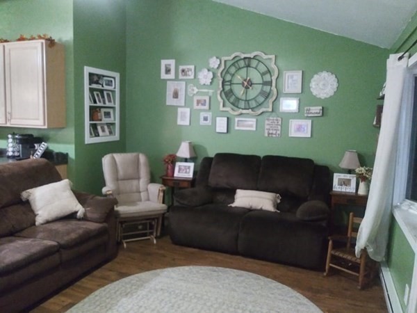198 Hanson Drive Springfield, MA 01128 - Photo 4 of 27 Gallery Image 4