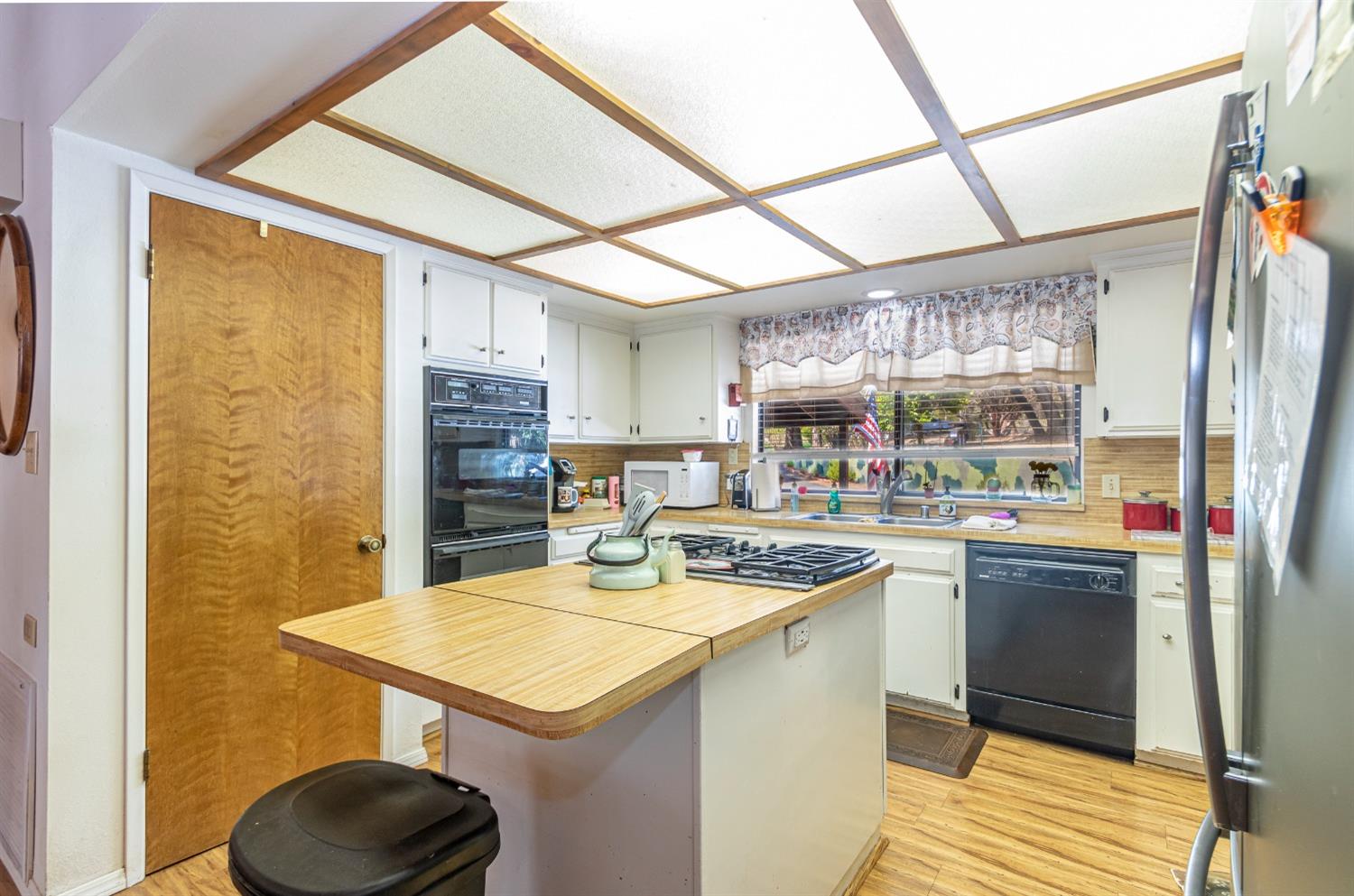 48908 Rock Point Road Oakhurst, CA 93644 - Photo 3 of 23 Beautiful kitchen with double ovens and island with gas cooktop.