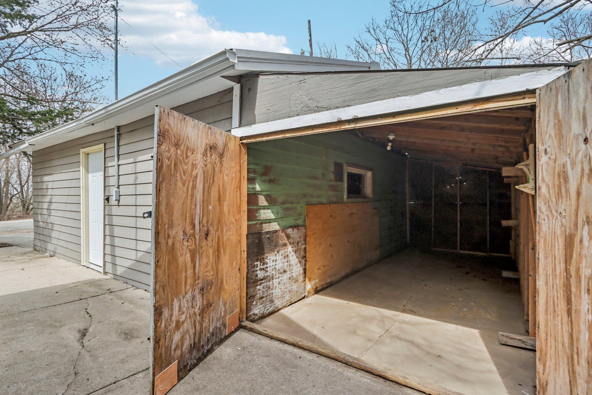 5040 Crestview Road Marshall, WI 53559 - Photo 33 of 42 31