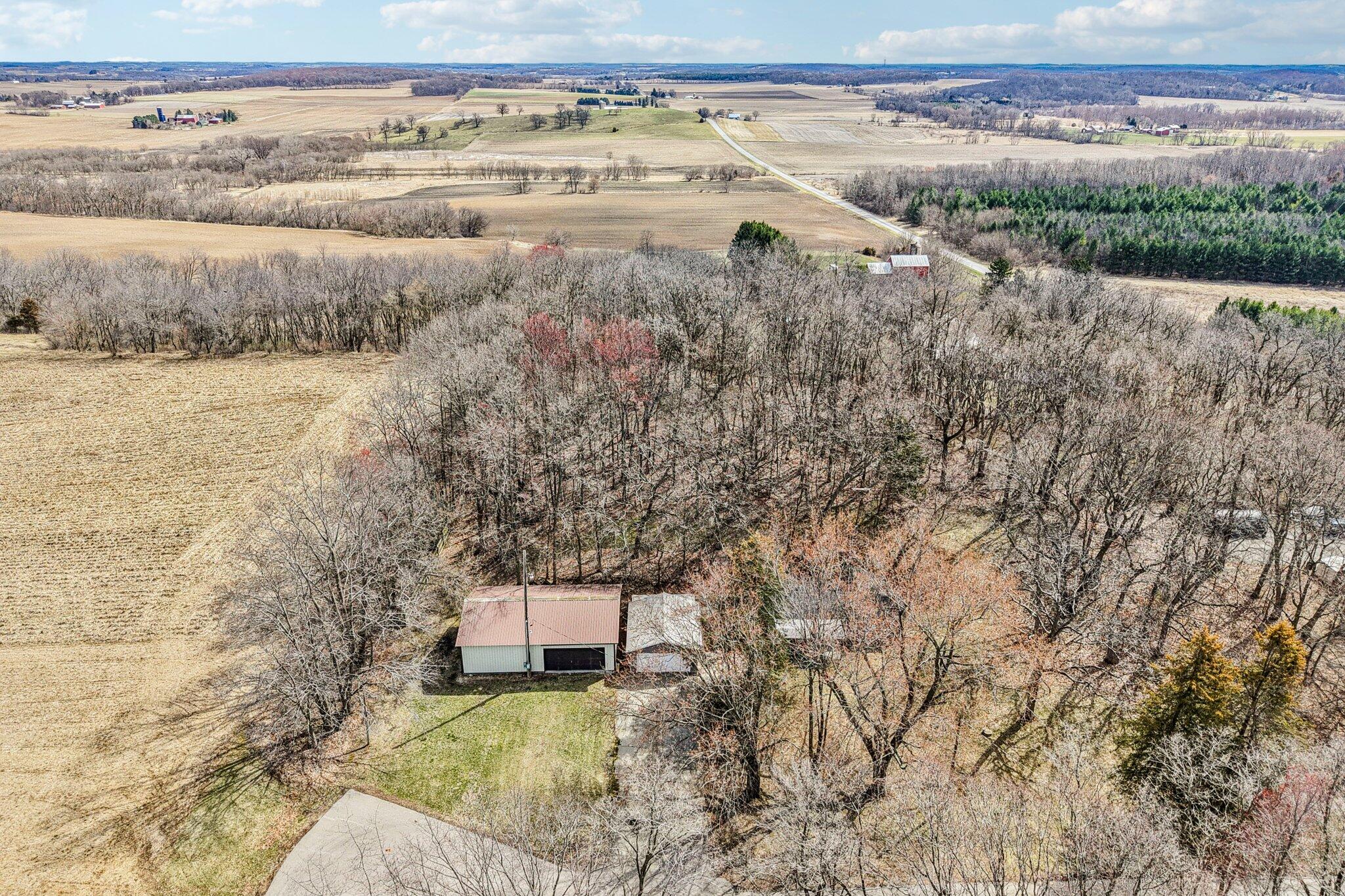 5040 Crestview Road Marshall, WI 53559 - Photo 4 of 42 39