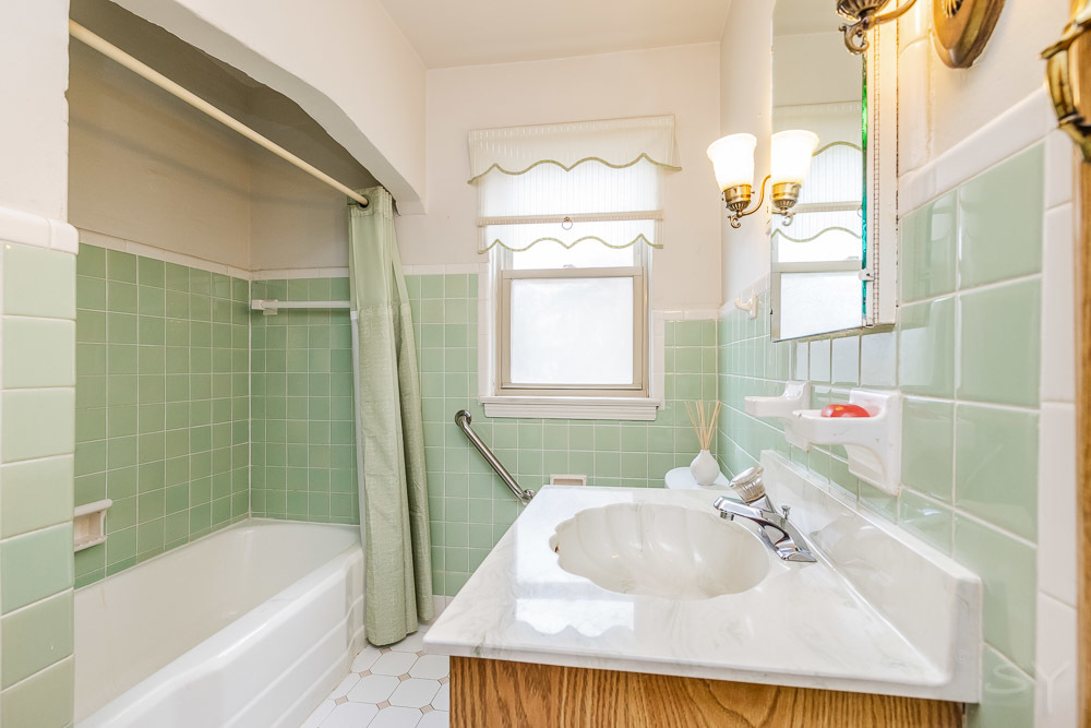 402 Longcommon Road Riverside, IL 60546 - Photo 28 of 48 a bathroom with a granite countertop sink a mirror and a bathtub