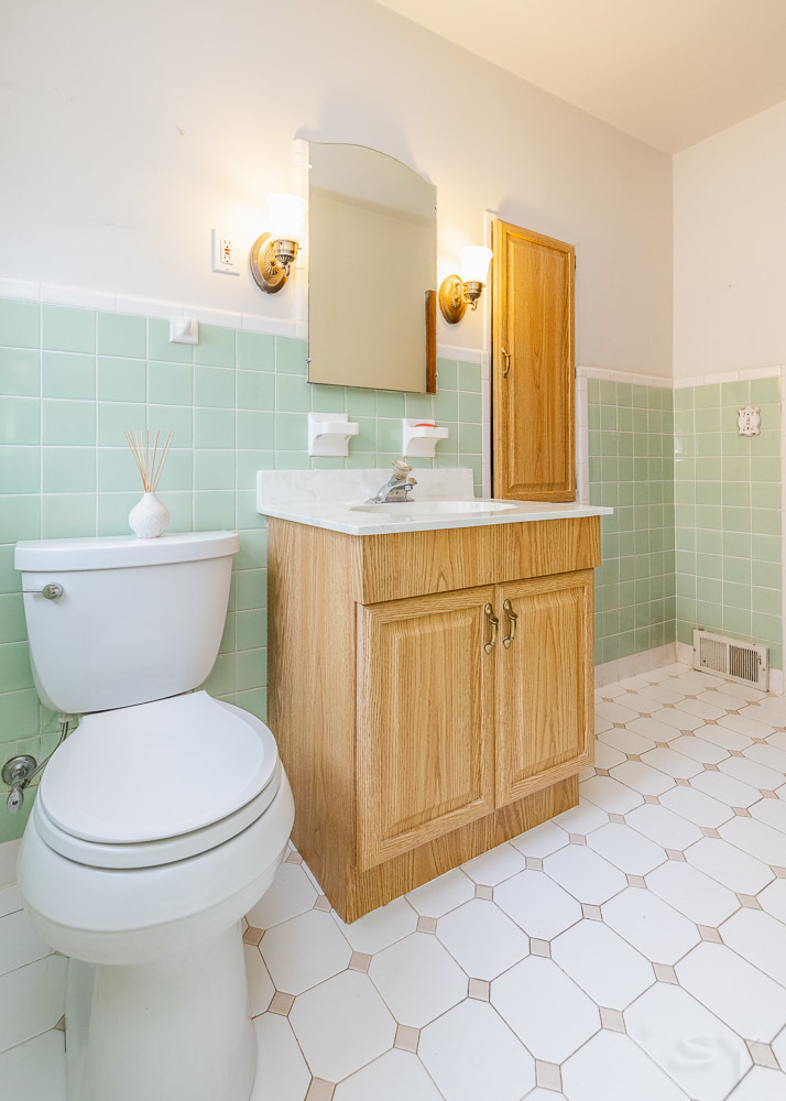 402 Longcommon Road Riverside, IL 60546 - Photo 29 of 48 a bathroom with a toilet a sink and a mirror