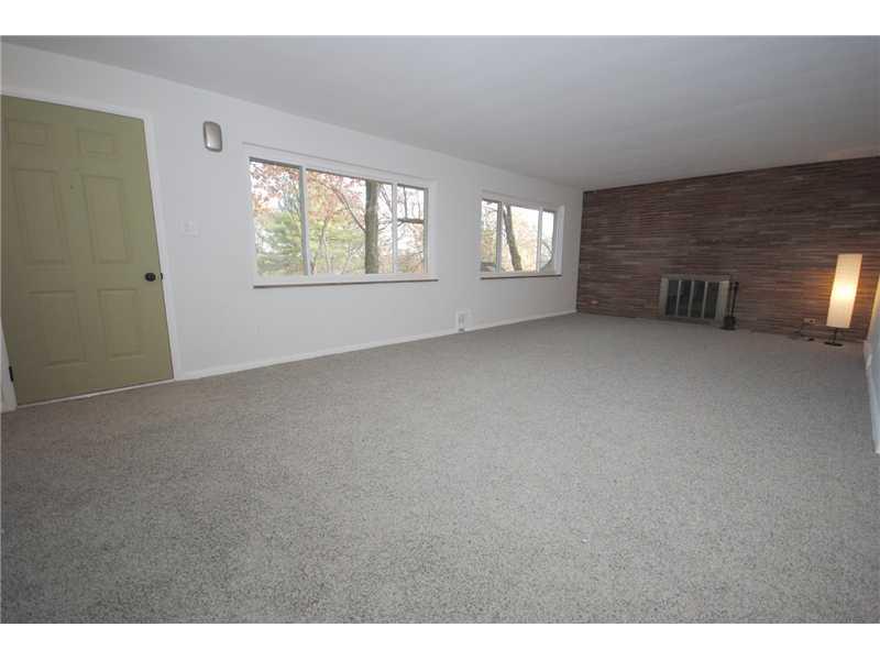 467 Woodland Road Pittsburgh, PA 15237 - Photo 3 of 19 Living Room.