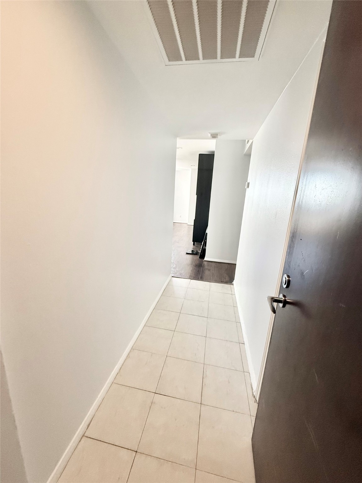 2016 Main Street, Unit 1914 Houston, TX 77002 - Photo 14 of 50 an entryway in a hall with a window