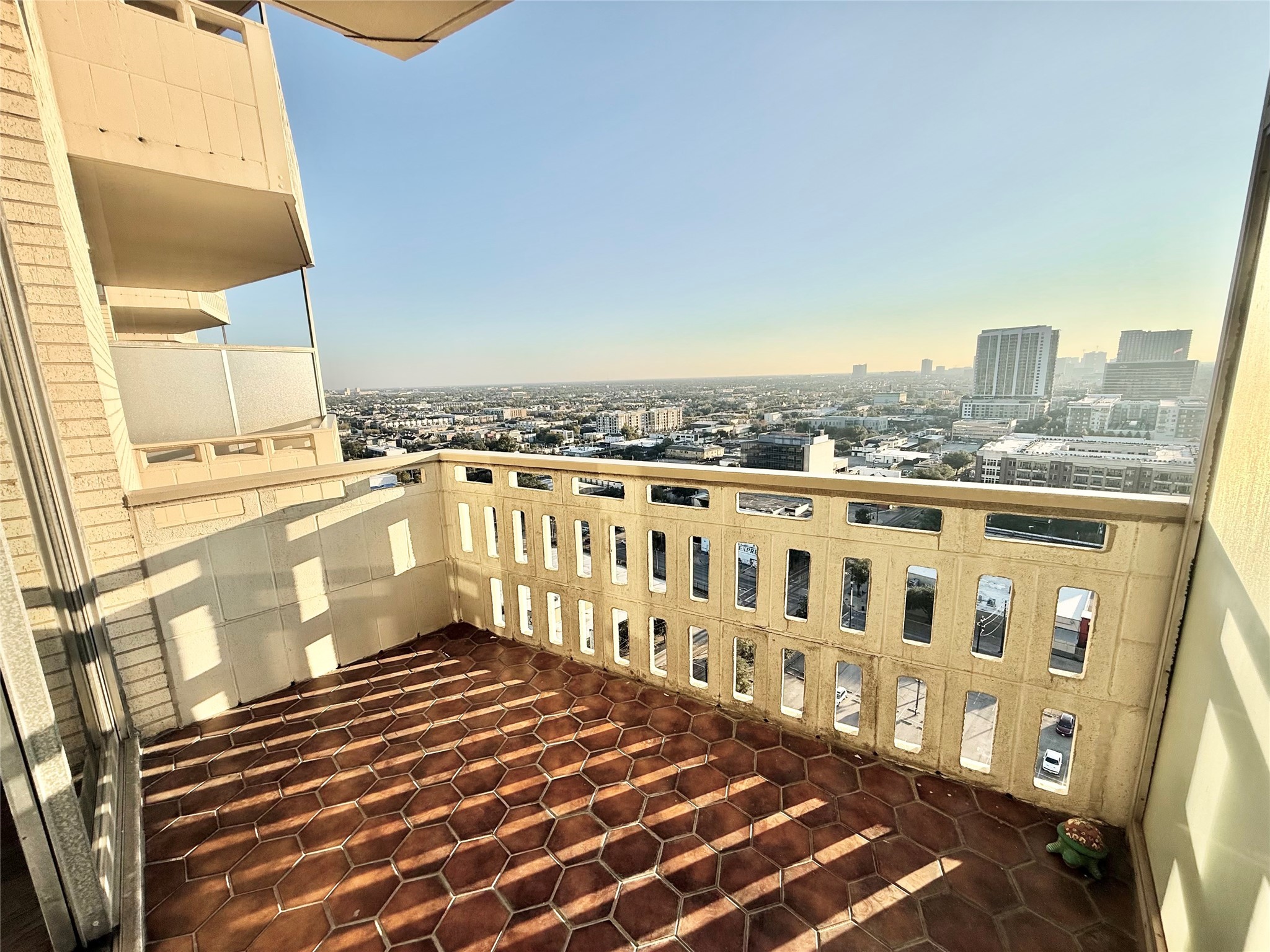2016 Main Street, Unit 1914 Houston, TX 77002 - Photo 18 of 50 a view of a balcony with city view