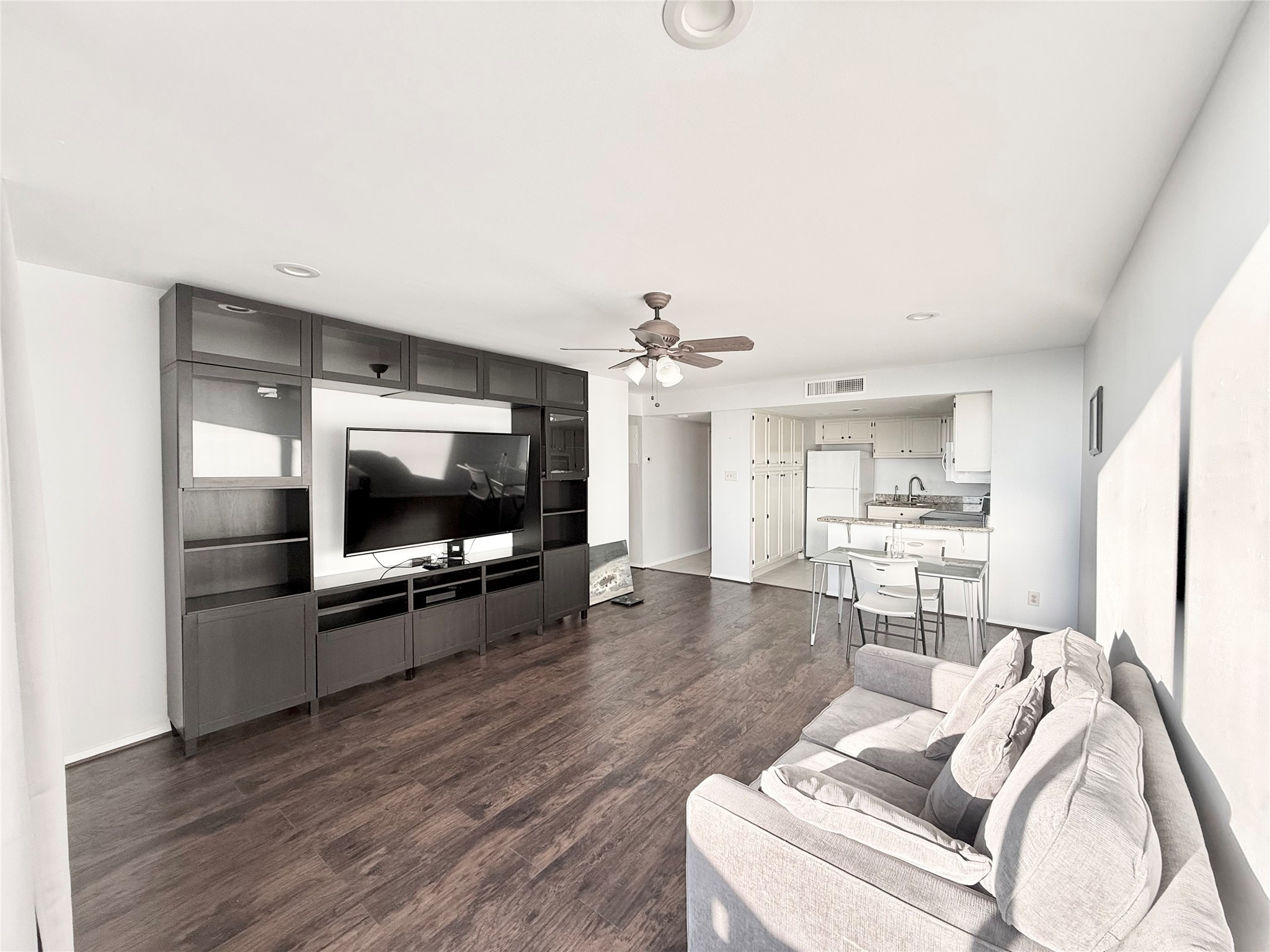 2016 Main Street, Unit 1914 Houston, TX 77002 - Photo 2 of 50 a living room with furniture and a flat screen tv