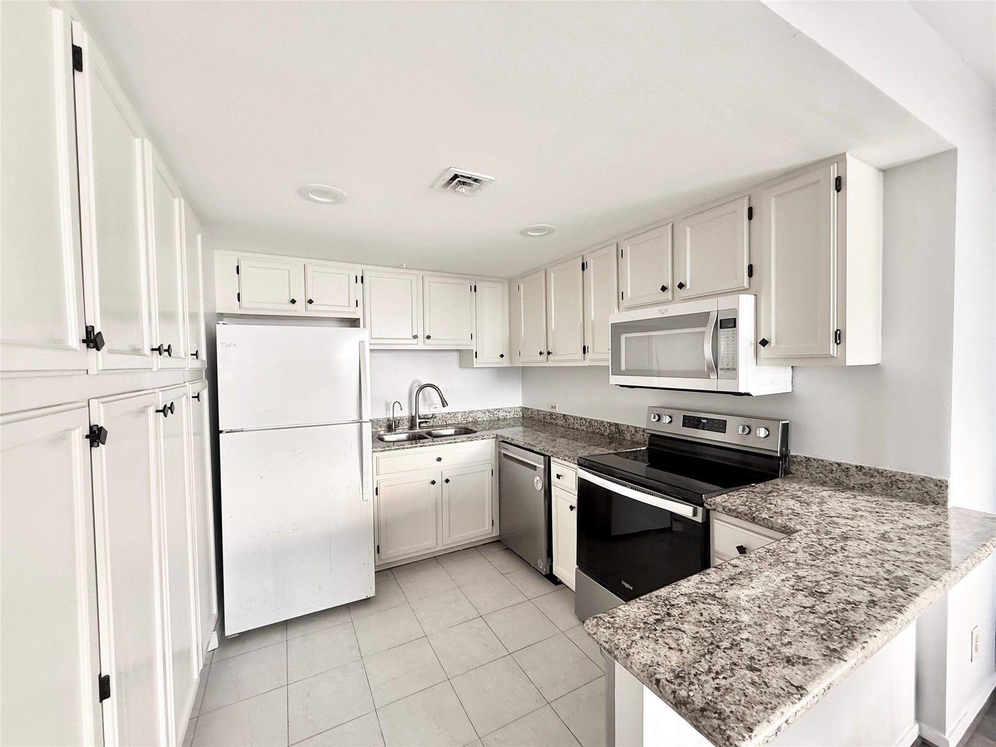 2016 Main Street, Unit 1914 Houston, TX 77002 - Photo 4 of 50 Kitchen with plenty of storage space