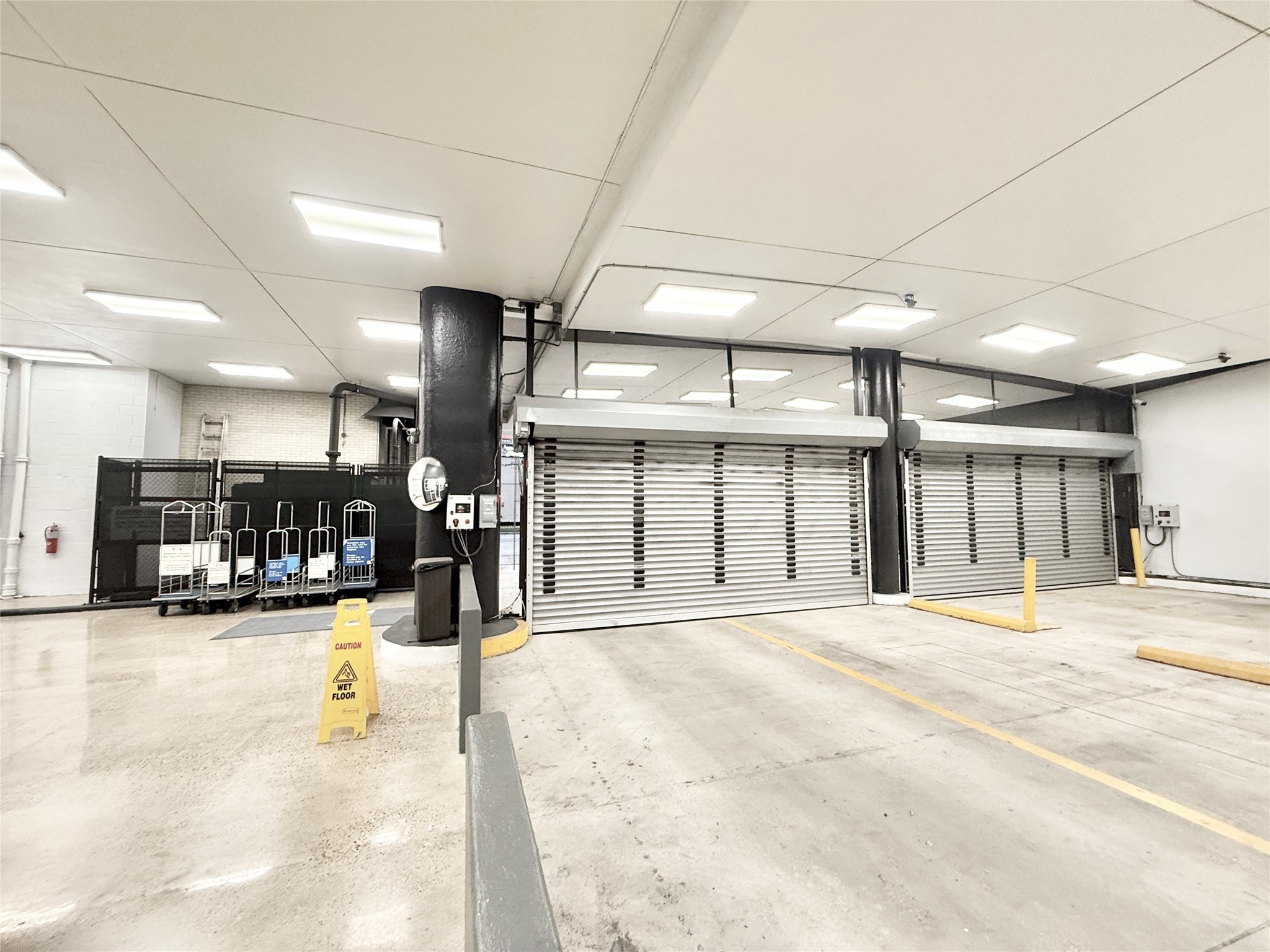 2016 Main Street, Unit 1914 Houston, TX 77002 - Photo 44 of 50 Garage entrance and exit located on Travis St with rapid gates