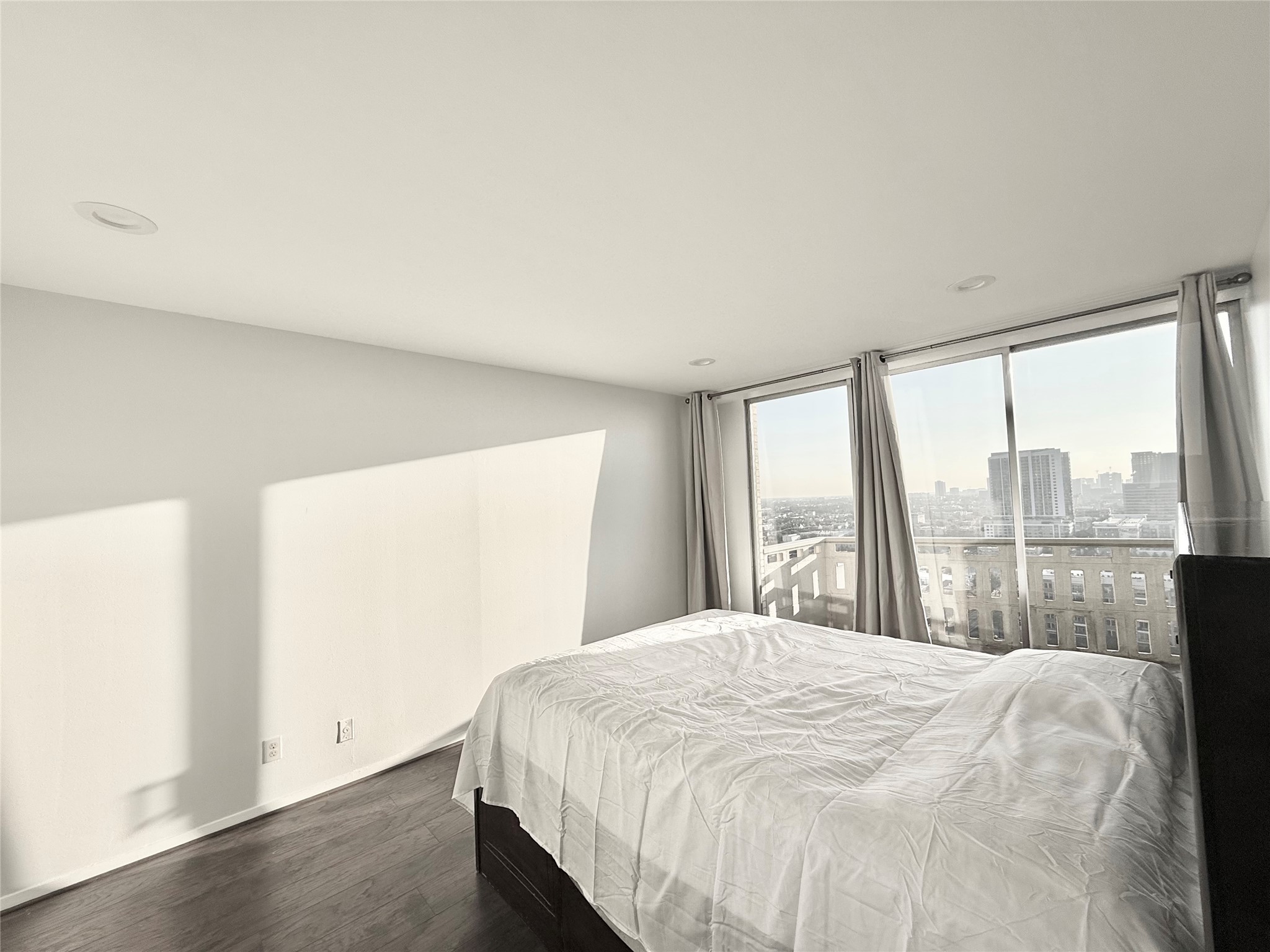 2016 Main Street, Unit 1914 Houston, TX 77002 - Photo 6 of 50 a bedroom with a large bed and a large window