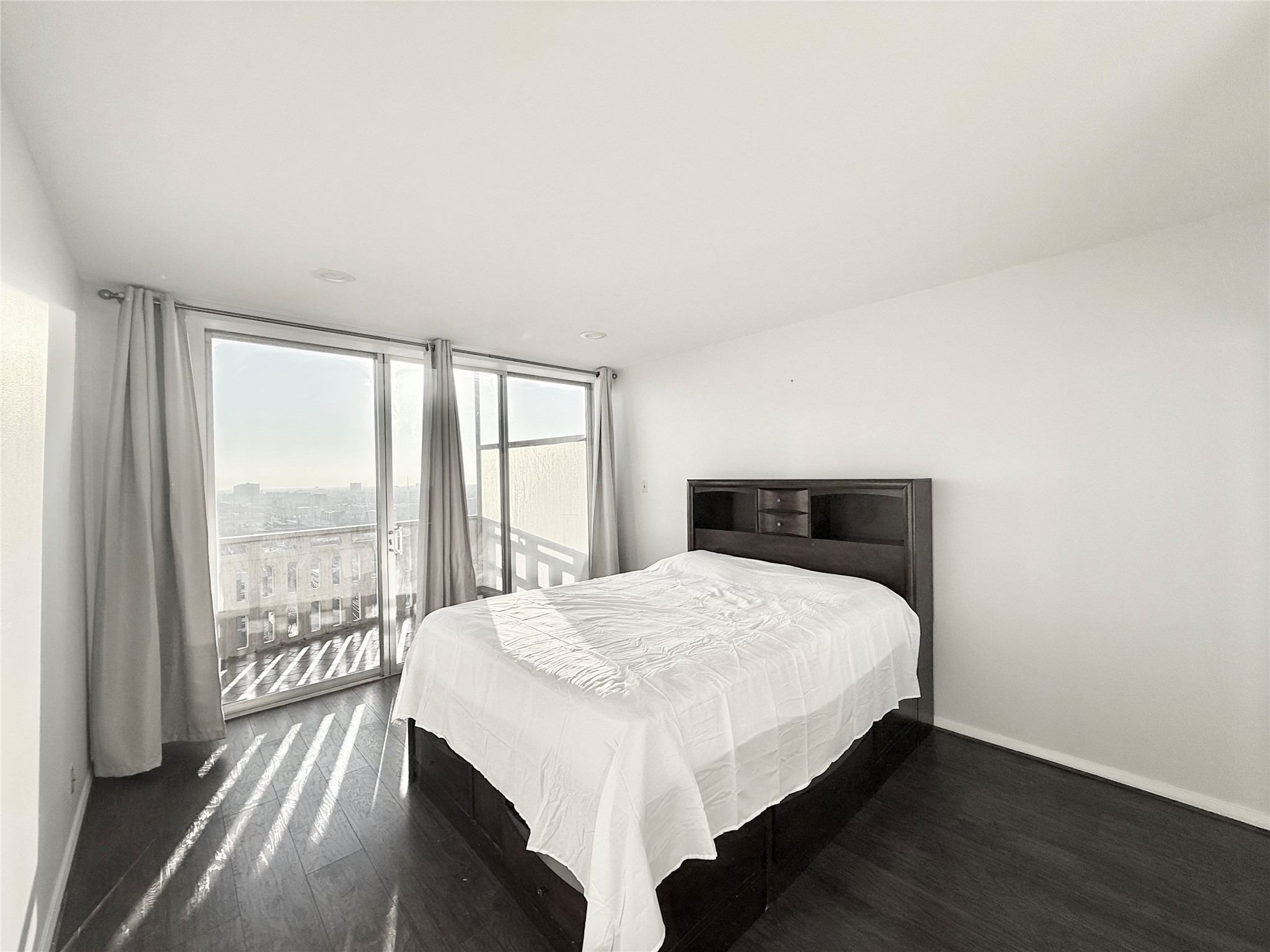 2016 Main Street, Unit 1914 Houston, TX 77002 - Photo 7 of 50 a bedroom with a bed and a large window