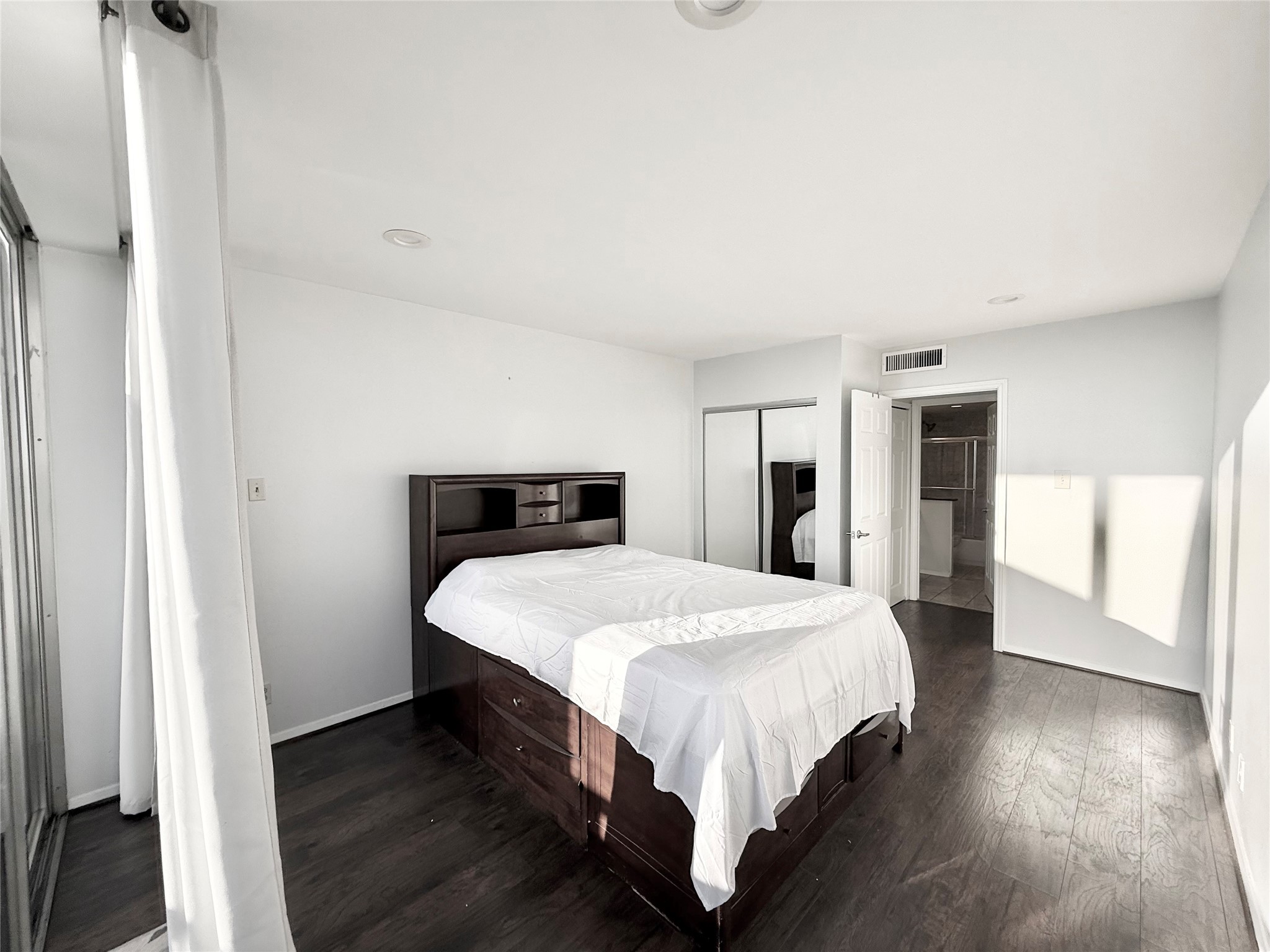 2016 Main Street, Unit 1914 Houston, TX 77002 - Photo 8 of 50 a bedroom with a large bed and wooden floor