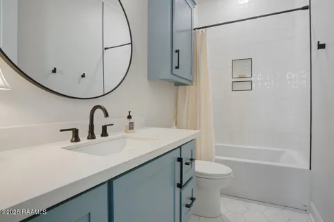 $362,500 | 104 Oak Village Drive, Scott, LA 70583