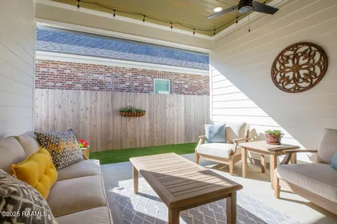 $362,500 | 104 Oak Village Drive, Scott, LA 70583