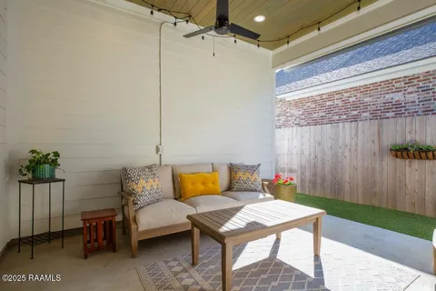 $362,500 | 104 Oak Village Drive, Scott, LA 70583