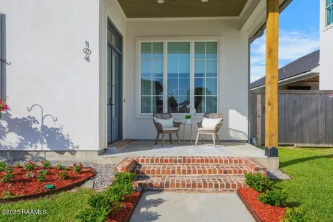 $362,500 | 104 Oak Village Drive, Scott, LA 70583