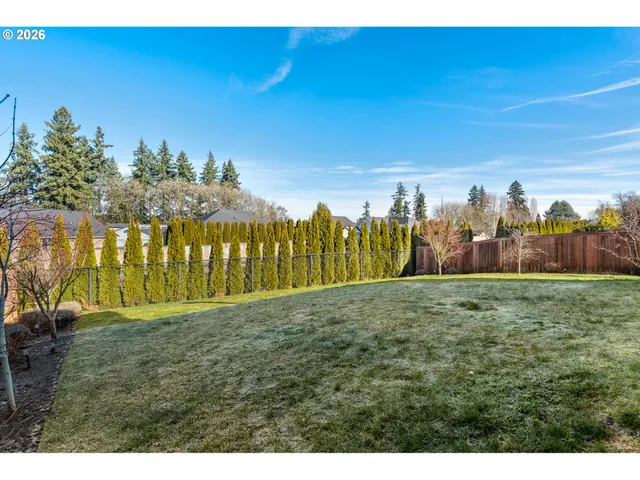 a view of a yard with a house