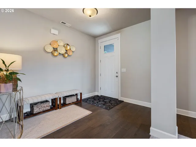 a view of livingroom with furniture