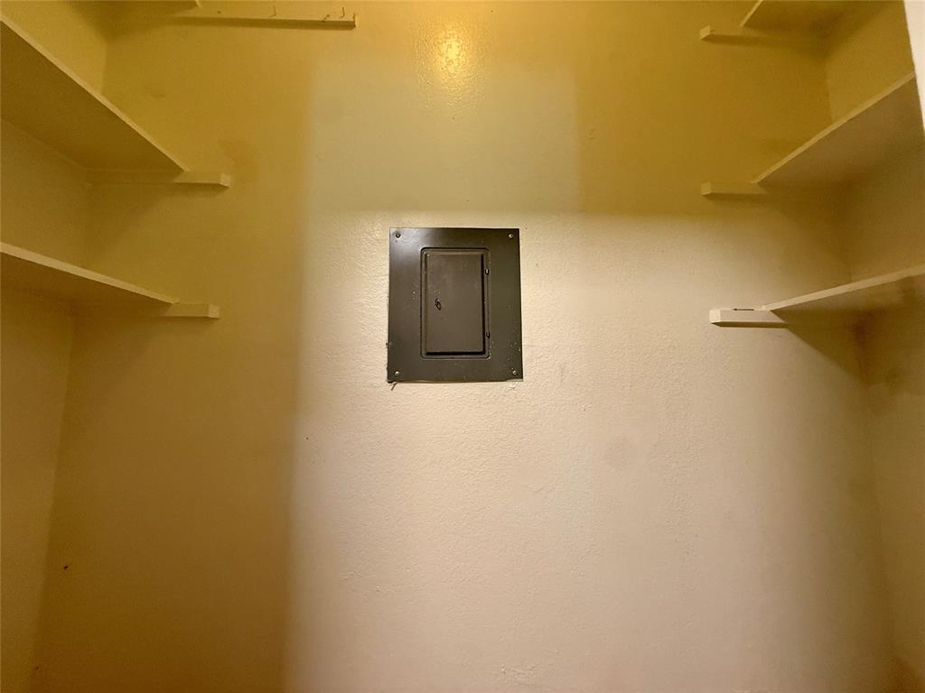14277 Preston Road, Unit 512 Dallas, TX 75254 - Photo 6 of 8 a room with a door