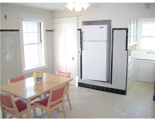 52 Kingstown Road Narragansett, RI 02882 - Photo 8 of 20 Kitchen.
