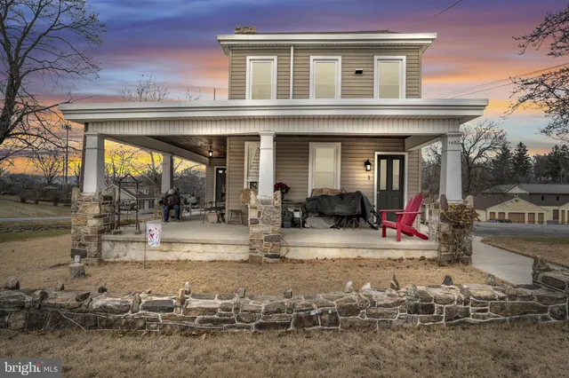 a view of a house with backyard