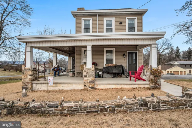 a view of a dinning table and chairs in patio