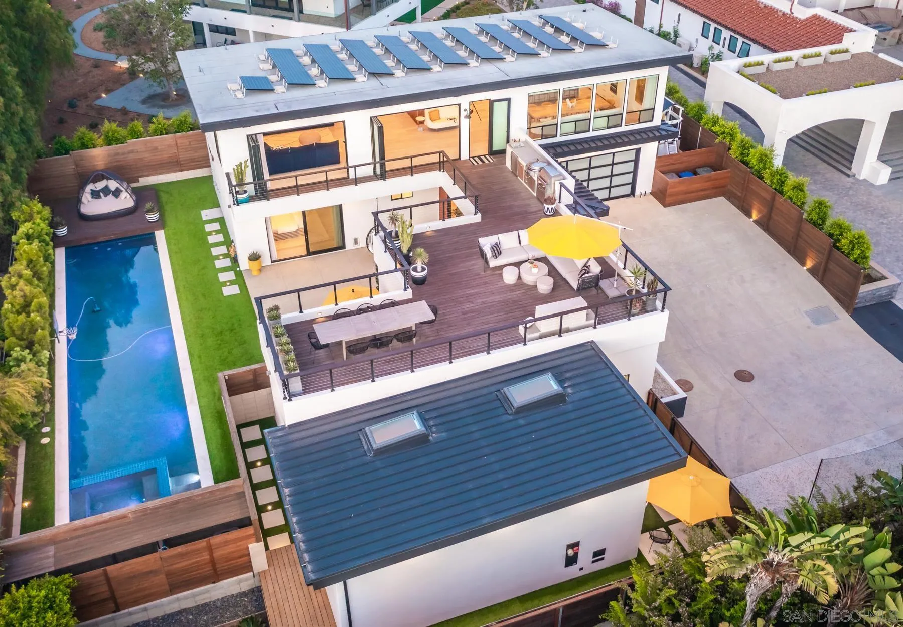 303 Hillcrest Drive Encinitas, CA 92024 - Photo 27 of 28 a view of a backyard with sitting area