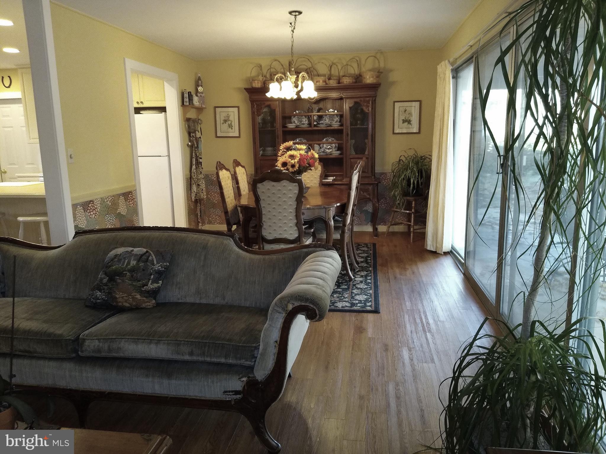 14 Hamlet Road Levittown, PA 19056 - Photo 12 of 47 Livingroom