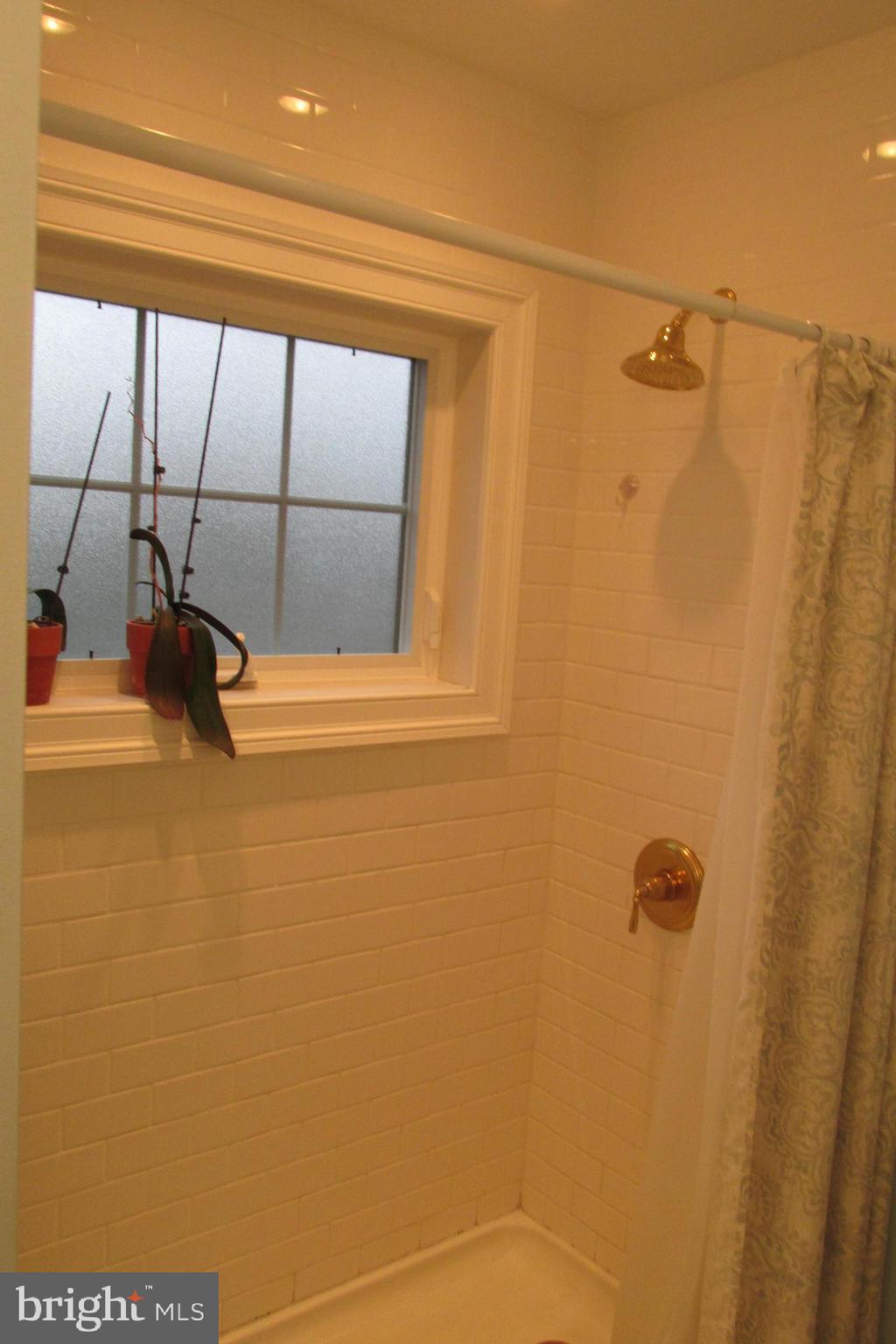 14 Hamlet Road Levittown, PA 19056 - Photo 28 of 47 1st Floor Bathroom