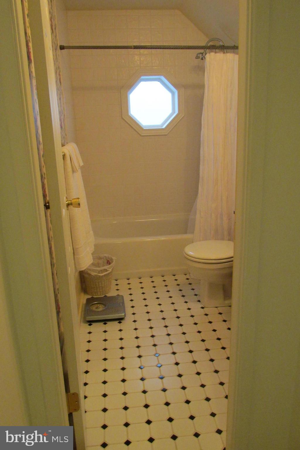 14 Hamlet Road Levittown, PA 19056 - Photo 42 of 47 2nd Floor Bath