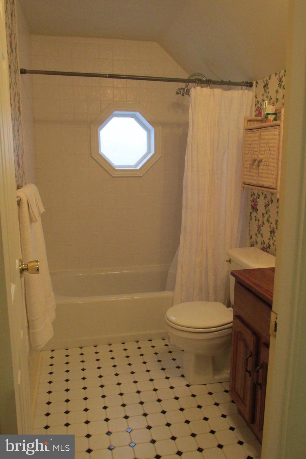14 Hamlet Road Levittown, PA 19056 - Photo 43 of 47 2nd Floor Bath