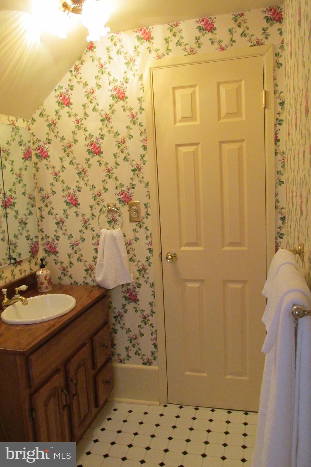 14 Hamlet Road Levittown, PA 19056 - Photo 44 of 47 2nd Floor Bath
