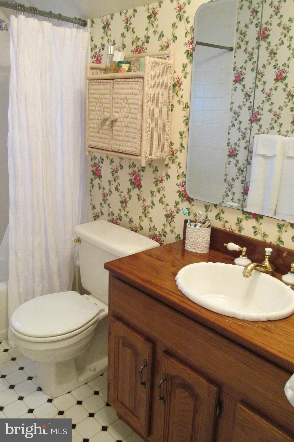 14 Hamlet Road Levittown, PA 19056 - Photo 45 of 47 2nd Floor Bath