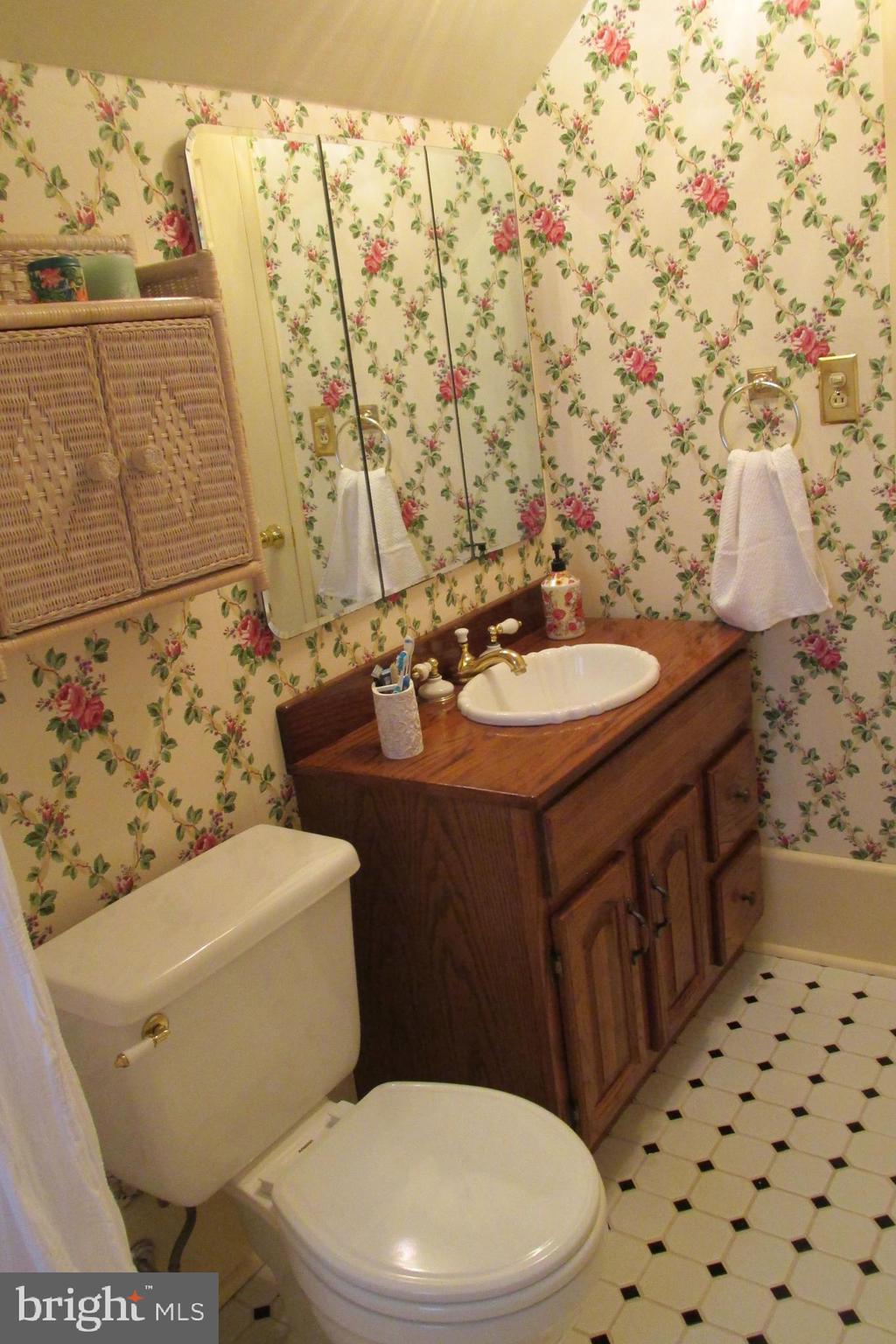 14 Hamlet Road Levittown, PA 19056 - Photo 46 of 47 2nd Floor Bath