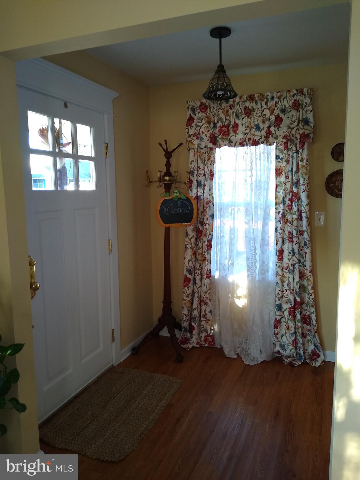 14 Hamlet Road Levittown, PA 19056 - Photo 6 of 47 Expanded Front Entrance