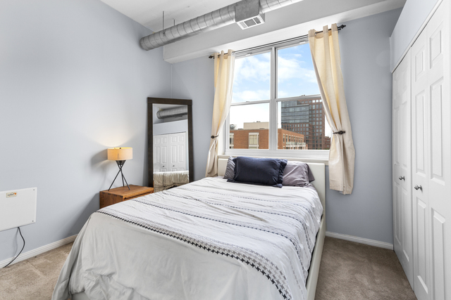 950 West Monroe Street, Unit 616 Chicago, IL 60607 - Photo 13 of 28 a bedroom with a bed and a window